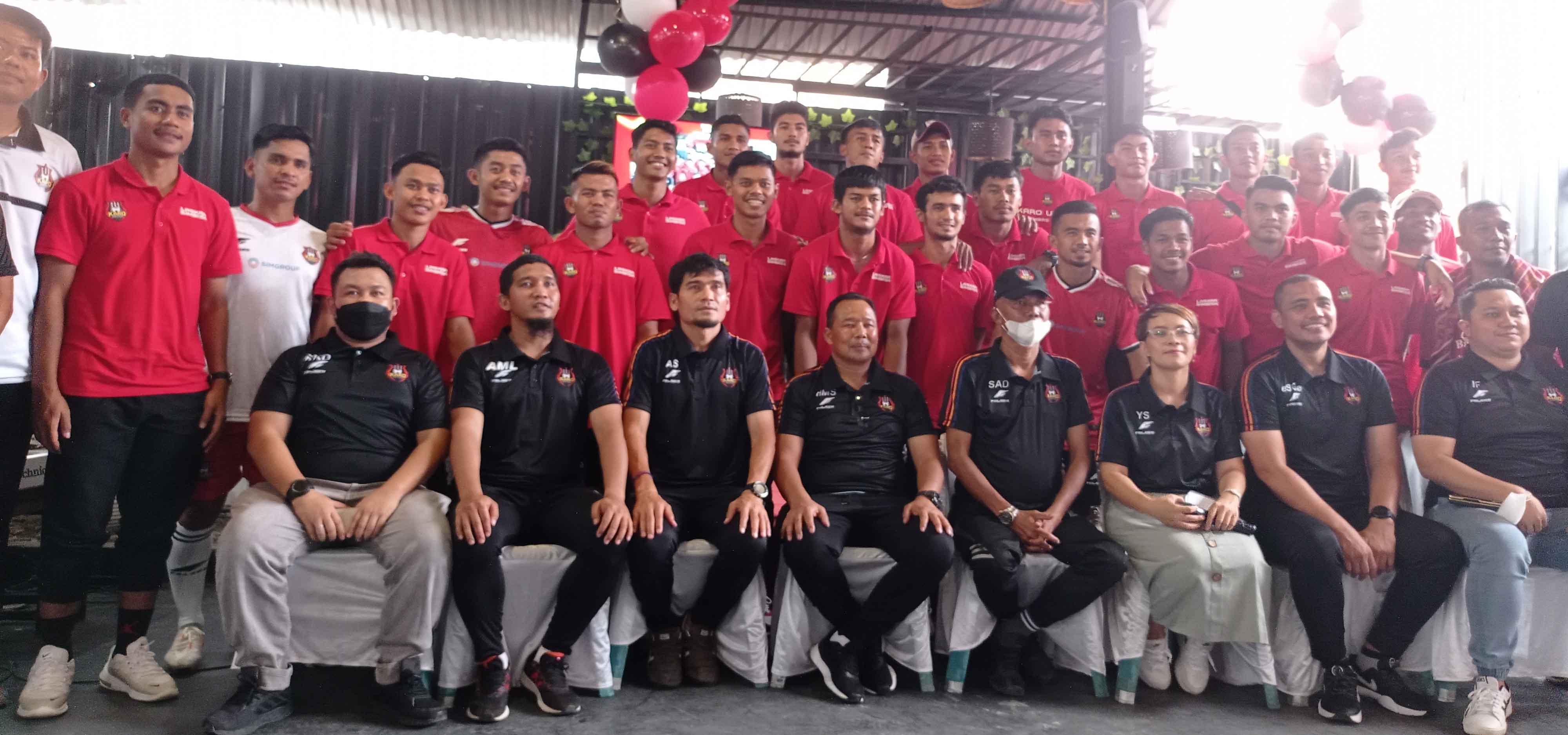 Skuat-Karo-United-foto-bersama-usai-launching-tim-dan-jersey.jpg