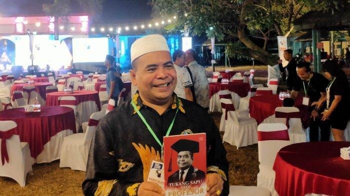 Sosok-Prof-Paiman-Raharjo-Tukang-Sapu-Asal-Klaten-yang-Kini-Diangkat-Jadi-Wakil-Menteri-Jokowi.jpg