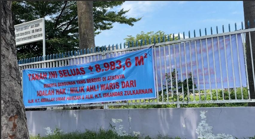 Spanduk-bertuliskan-klaim-kepemilikan-tanah-oleh-ahli-waris-Umar-Hamzah_1.jpg