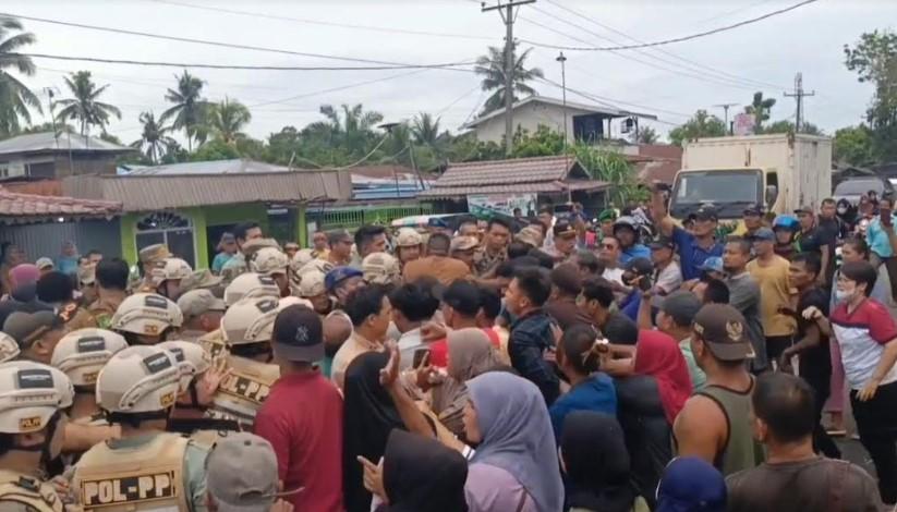 Suasana-bentrokan-Satpol-PP-dan-warga-di-depan-Kantor-Desa-Serapuh-Asli_.jpg