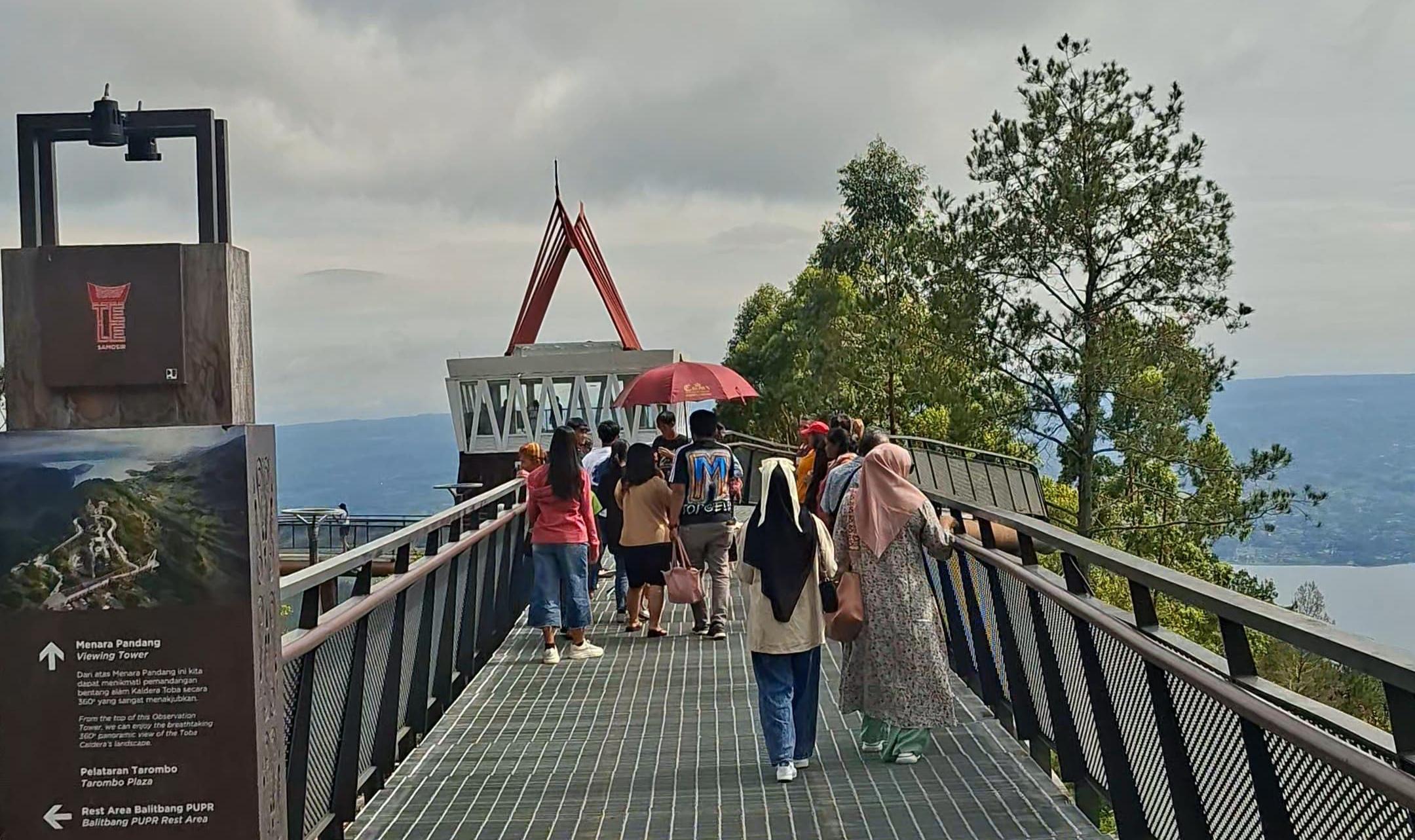 Suasana-destinasi-wisata-di-Samosir-saat-liburan.jpg