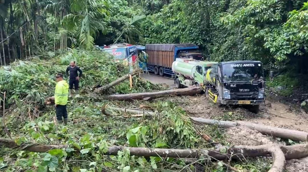 Suasana-di-Jalur-lintas-Medan-Berastagi-masih-tertutup-longsor.jpg