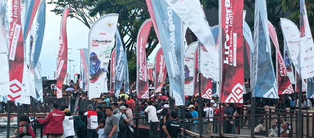 Suasana-di-areal-venue-saat-event-F1-Powerboat-berlangsung-pada-hari-ini-Sabtu-232024-di-Toba.jpg