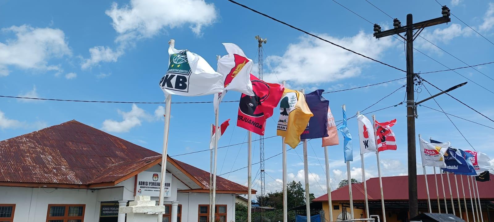 Suasana-di-depan-Kantor-KPU-Humbang-Hasundutan.jpg