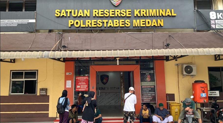 Suasana-di-depan-gedung-Satreskrim-Polrestabes-Medan.jpg