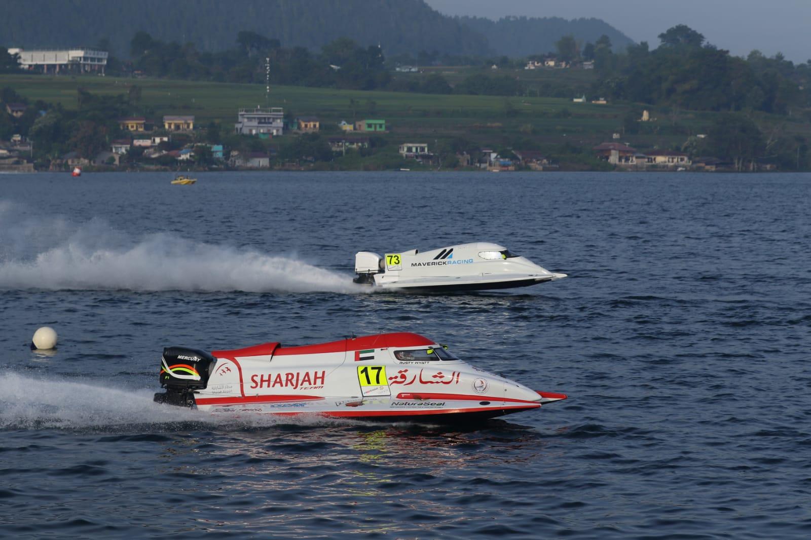 Suasana-latihan-bagi-pembalap-F1-Powerboat-di-Danau-Toba.jpg