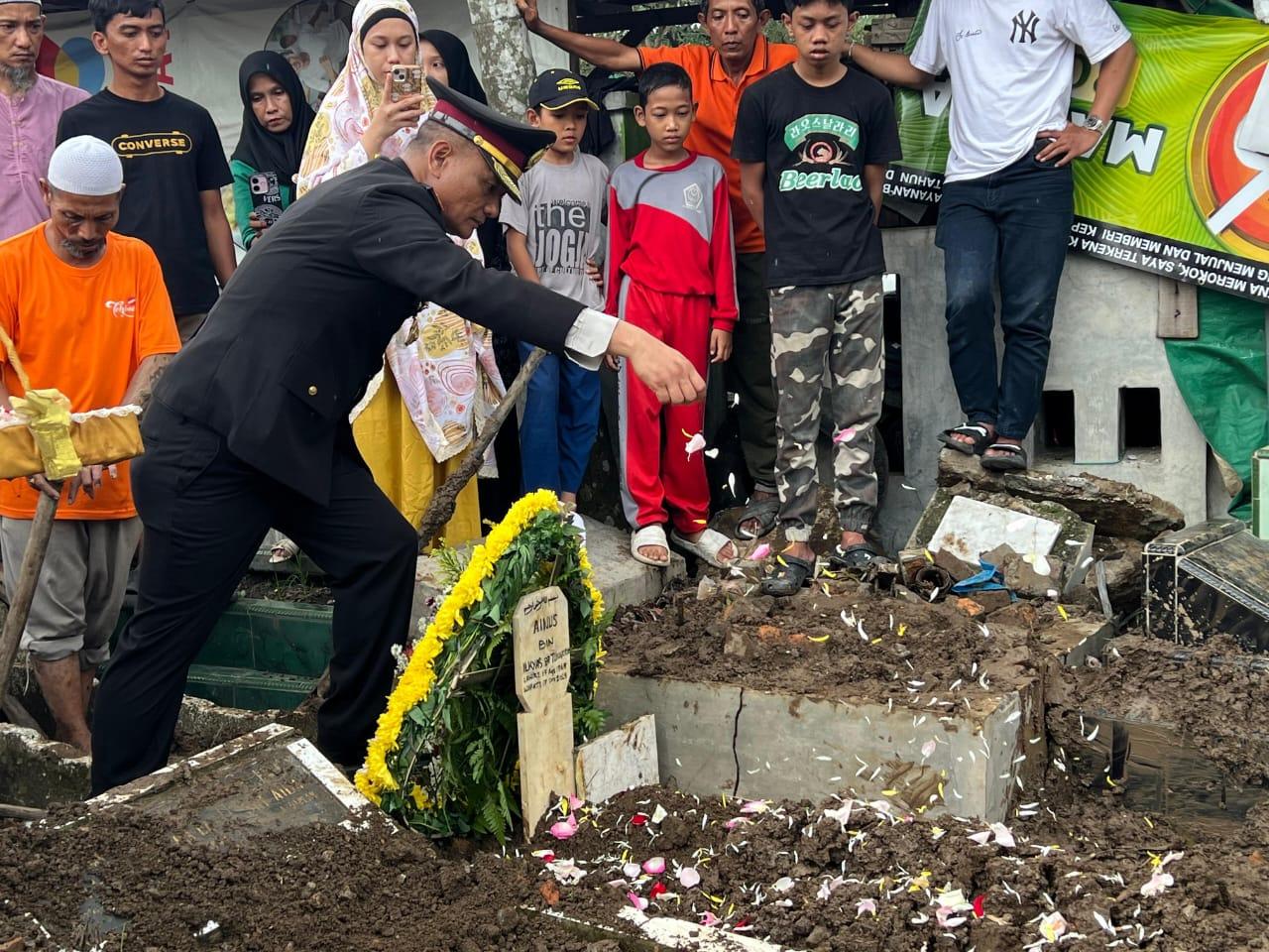 Legenda PSMS Medan Ainus Dimakamkan Secara Militer di TPU Brigjen Katamso Medan