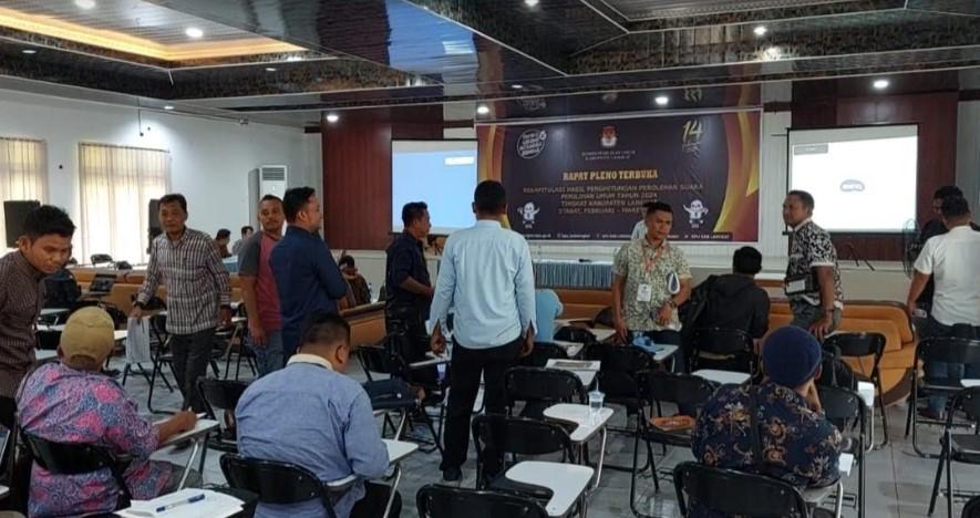 Suasana-pencermatan-hasil-pleno-terbuka-pekapitulasi-penghitungan-perolehan-suara.jpg
