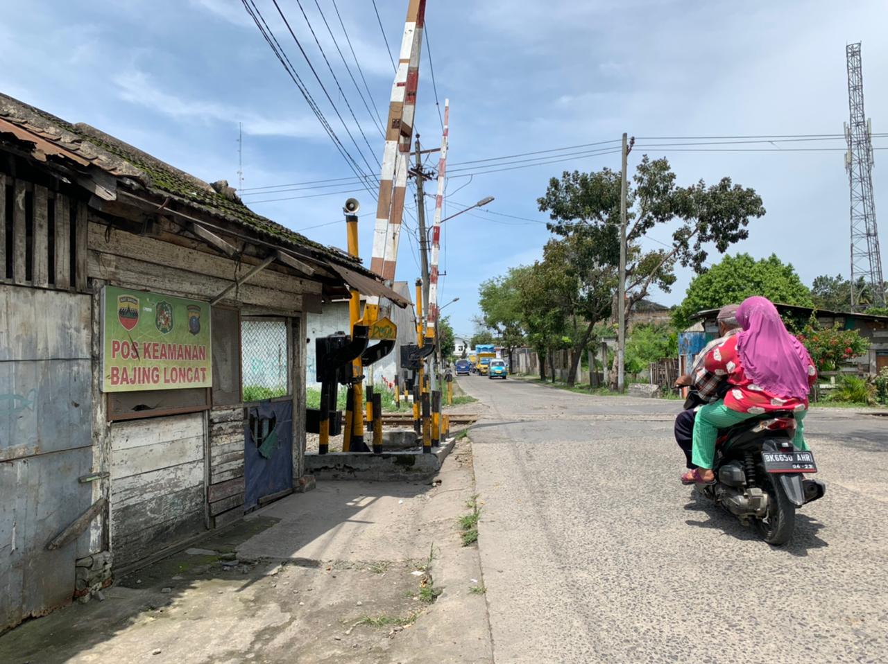 Suasana-pengendara-saat-melintasi-rel-di-Jalan-Rumah-Potong-Hewan.jpg