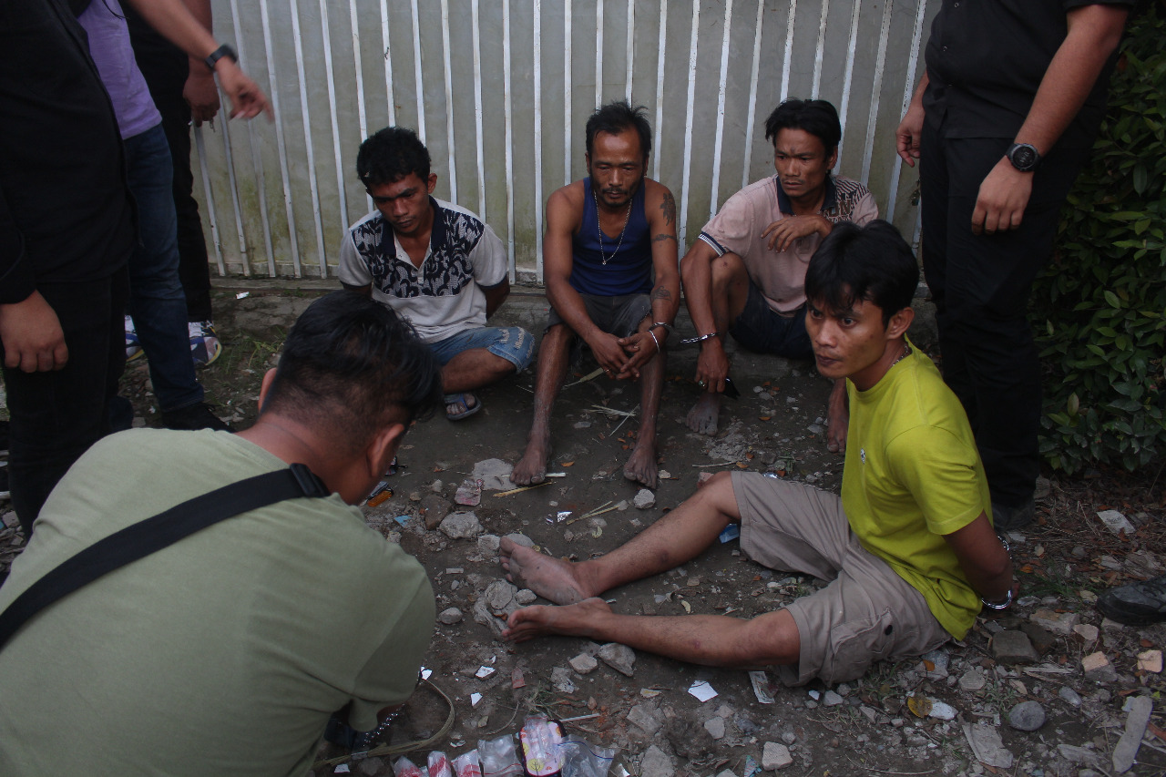 Suasana-penggerebekan-kampung-narkoba-di-Jalan-Jermal-15-Kecamatan-Percut-Seituan.jpg