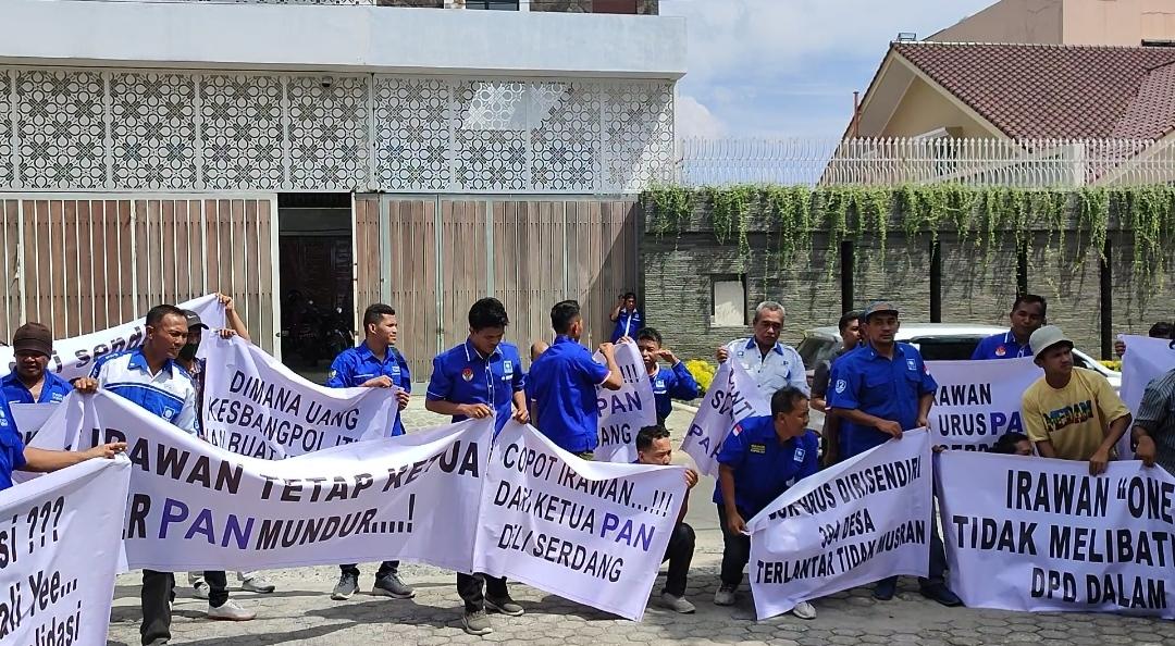 Suasana-saat-aksi-unjuk-rasa-di-depan-kantor-DPW-PAN-Sumut.jpg