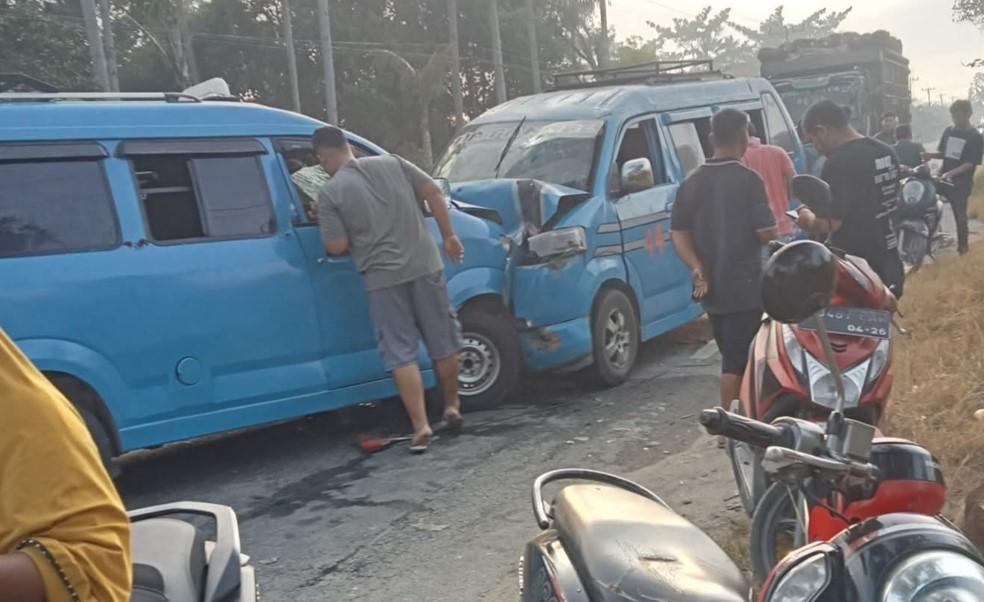 Suasana-setelah-kecelakaan-lalulintas-dua-unit-angkutan-umum_.jpg