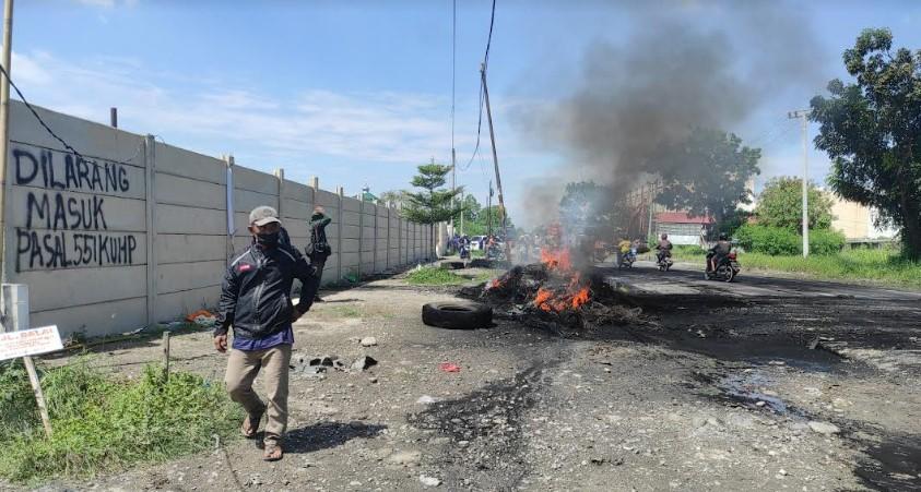 Suasana-usai-kericuhan-saat-penertiban-bangunan-gudang-di-Desa-Sampali.jpg