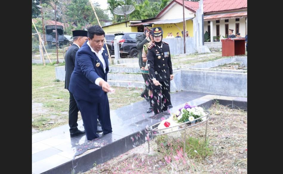 Suasana-ziarah-di-makam-pahlawan-hari-ini-Senin-10112025-di-Sidamdam.jpg