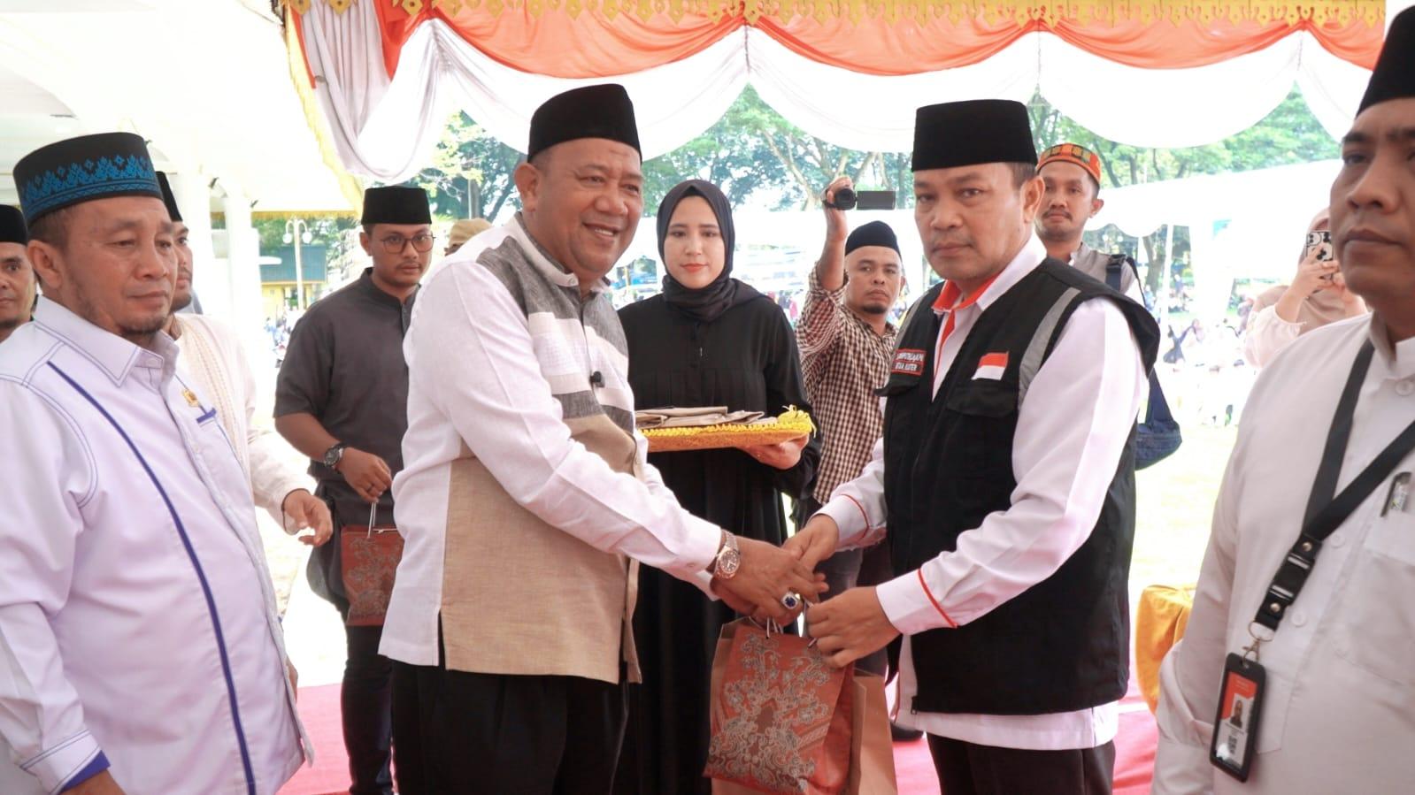 Syah-Afandin-melepas-Jamaah-Calon-Haji.jpg