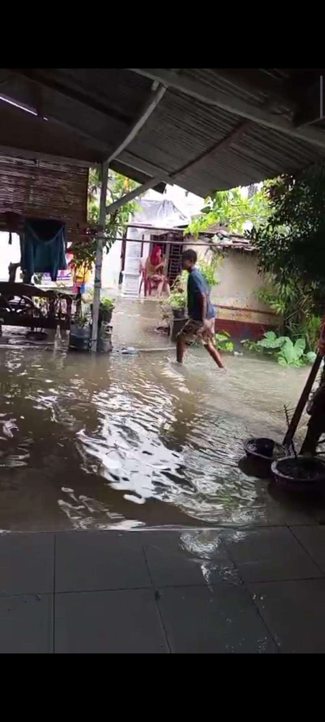 Curah Hujan Tinggi, Aliran Sungai Bahilang Tebing Tinggi Meluap ke Pemukiman Warga