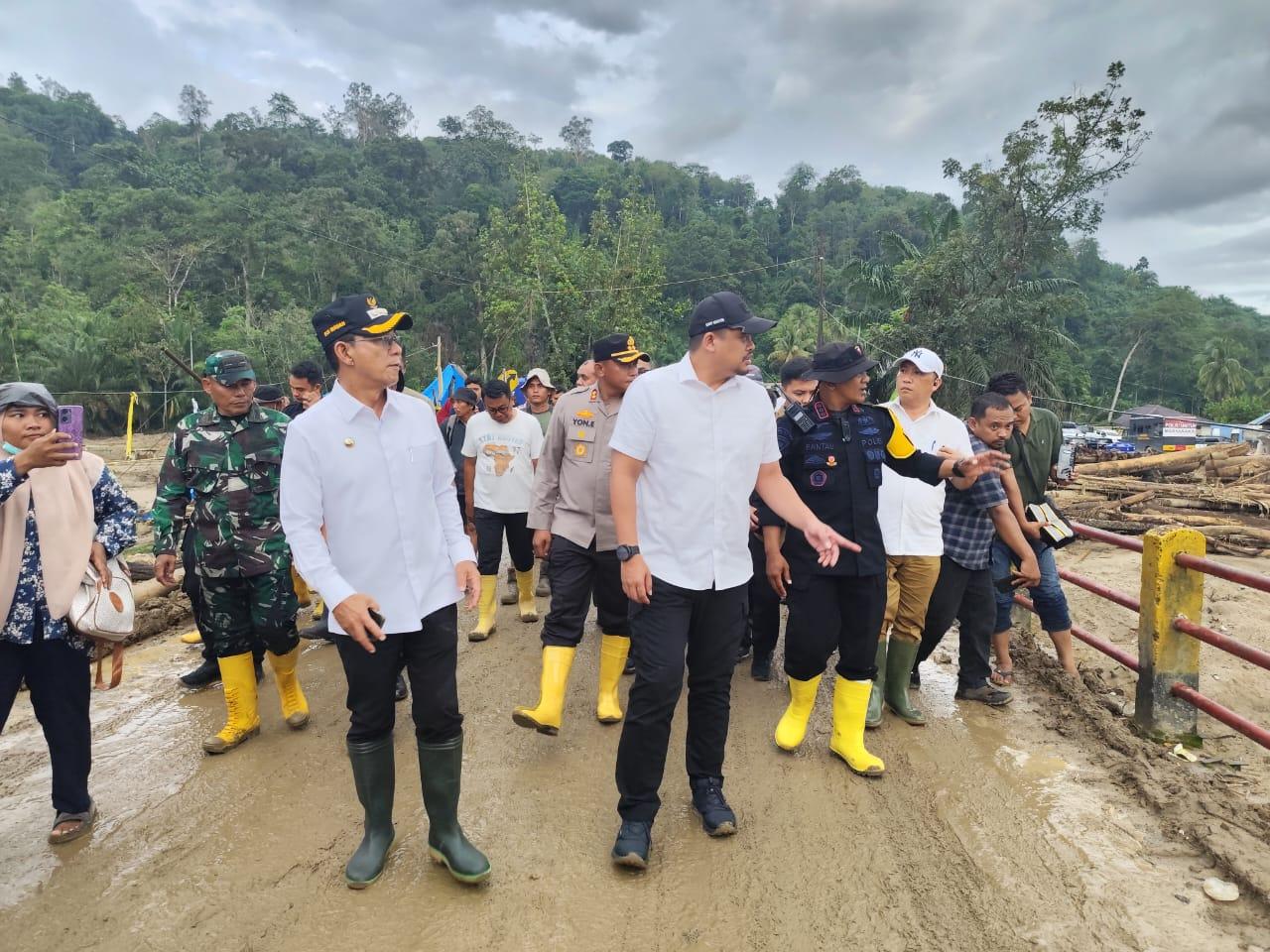 TINJAU-BANJIR-Gubernur-Sumut-Bobby-Nasution.jpg