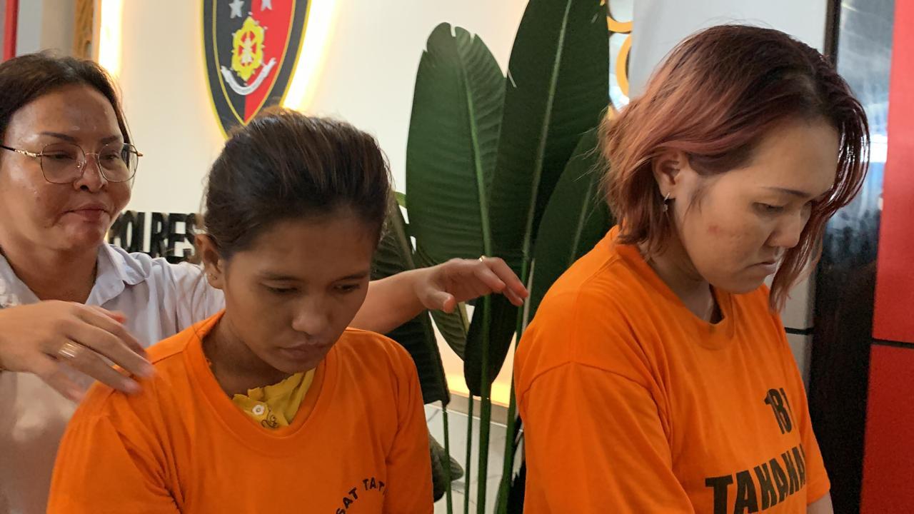 Tampang-kedua-pelaku-TPPO-digiring-oleh-petugas-ke-Rumah.jpg