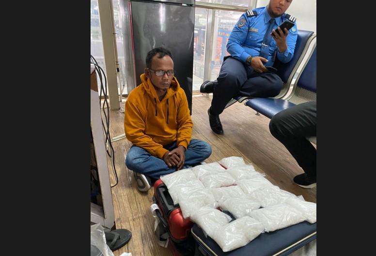 Tampang-pelaku-ketika-diamankan-di-Bandara-Kualanamu-dengan-barang-bukti-Selasa-2822023.jpg
