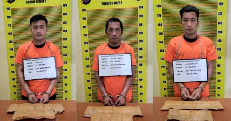 Tampang-tiga-kurir-narkoba-yang-diamankan-saat-membawa-narkoba-jenis-sabu-sabu.jpg