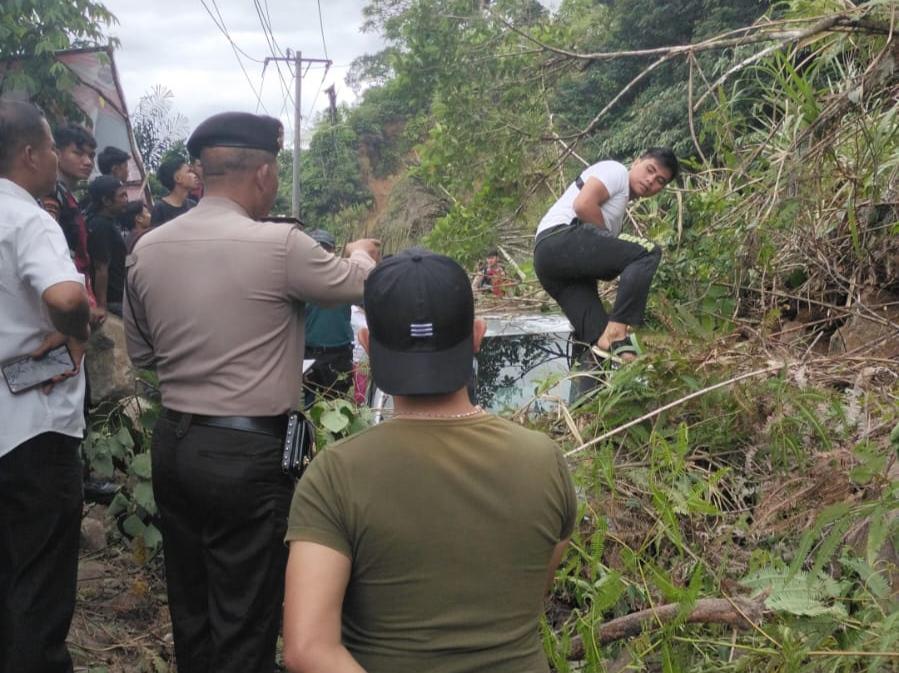 Tanah-longsor-di-Tapanuli-Utara-yang-mengakibatkan-mobil-tertimpa.jpg
