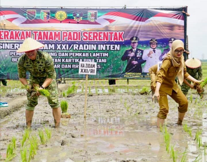 Tanam-Padi-Serentak-di-Lampung-Timur.jpg