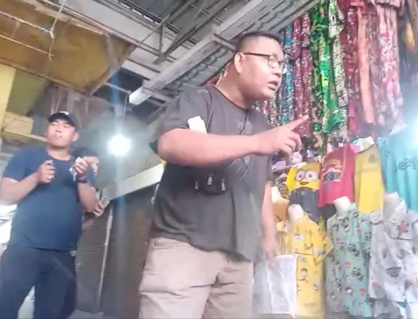 Tangkap-layar-aksi-preman-ribut-dengan-para-pedagang.jpg