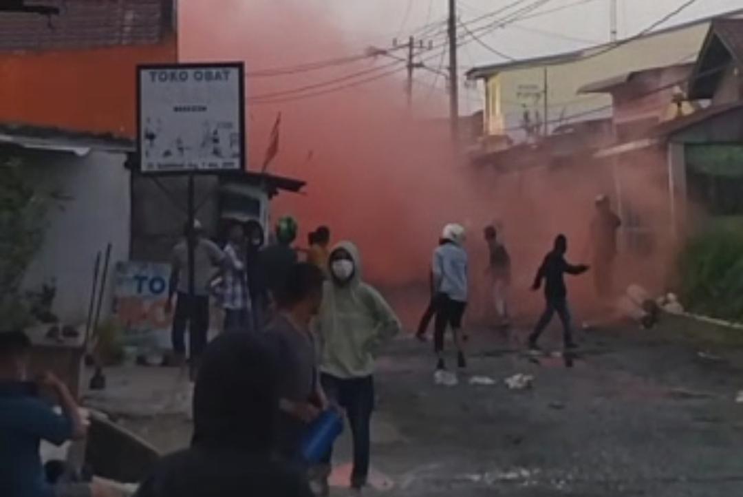 Tangkapan-Layar-Aksi-Tawuran-Dua-Kelompok-Remaja-di-Jalan-Selebes-Kelurahan-Belawan.jpg