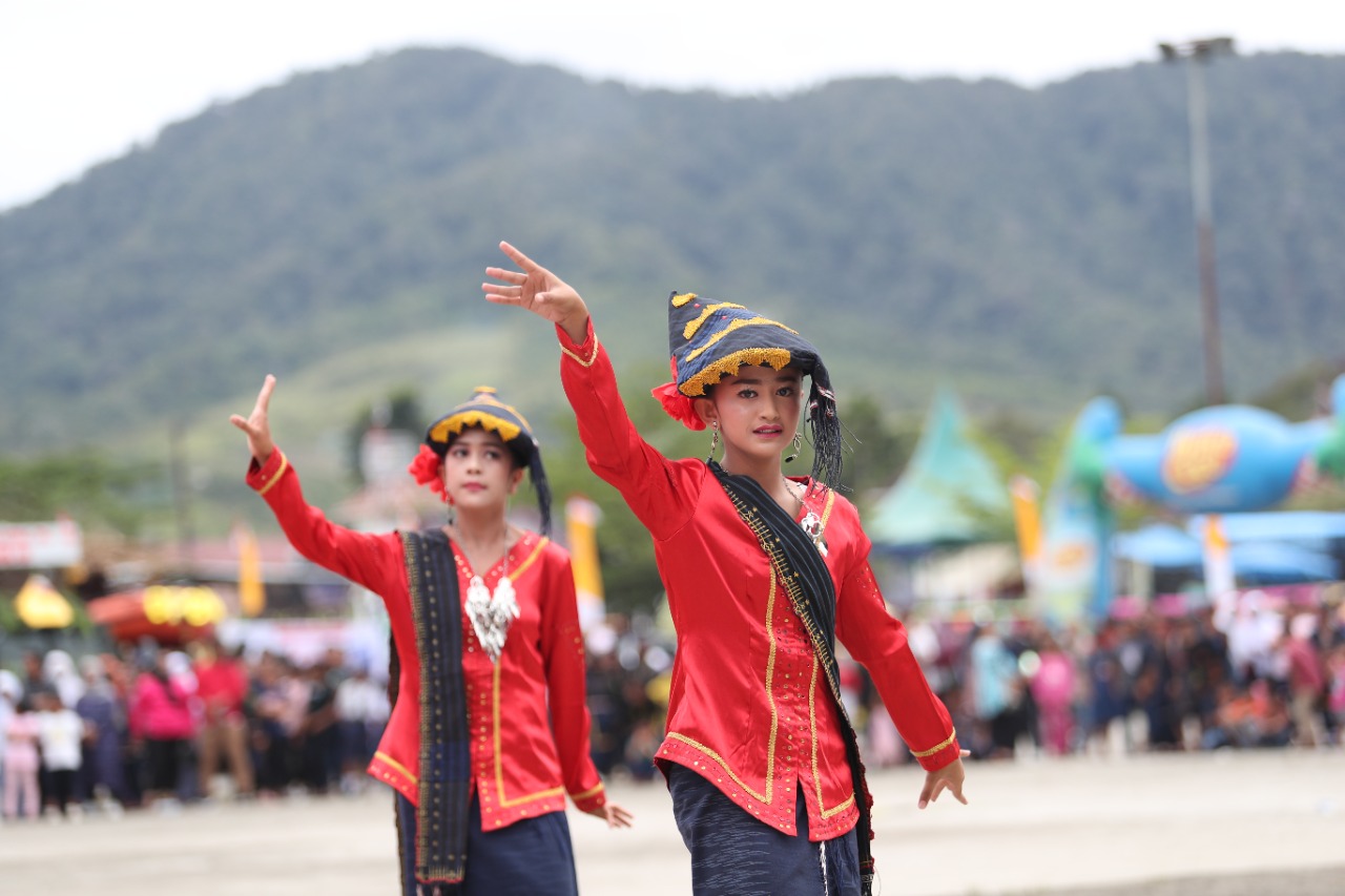 Tarian-Pakpak-dalam-Pesta-Budaya-Oang-oang-Pakpak.jpg