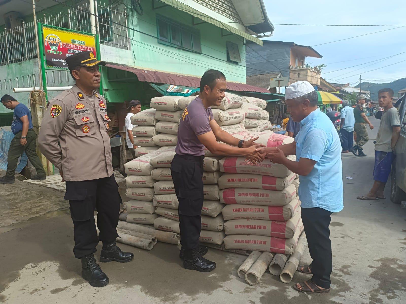 Taryono-Raharja-beri-50-sak-semen-untuk-masjid-triibun.jpg