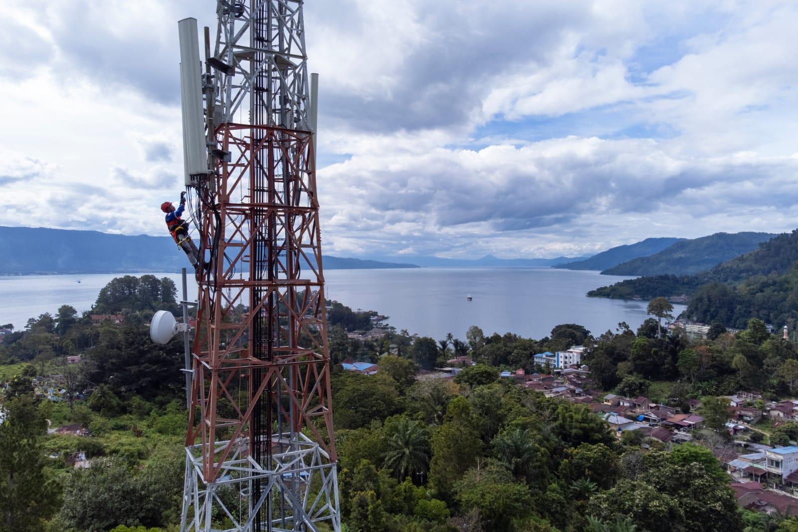 Teknisi-jaringan-XL-Axiata-bekerja-di-atas-menara-BTS-di-Kawasan-Danau.jpg