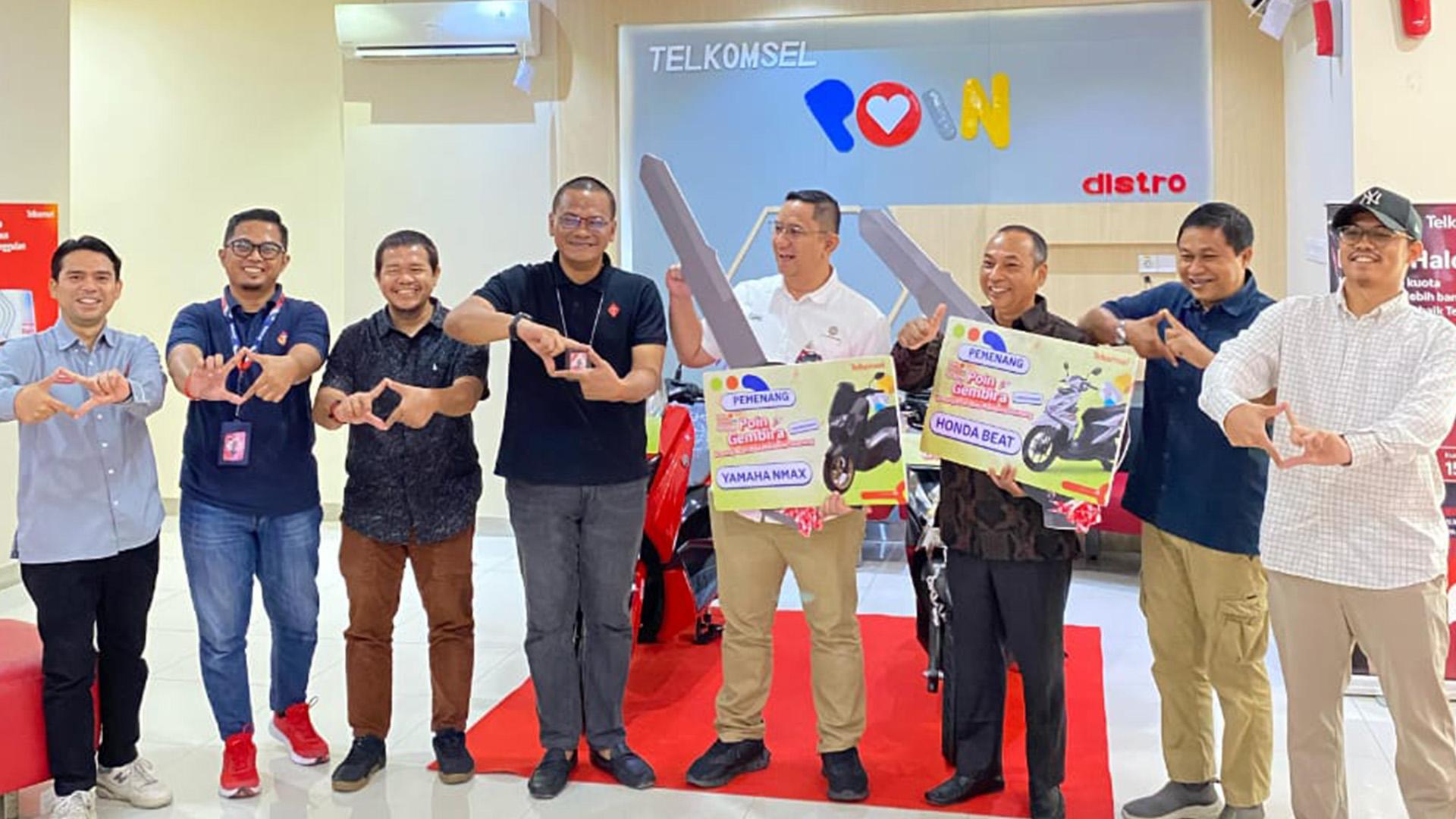 Telkomsel-Serahkan-Hadiah-Sepeda-Motor-kepada-Tujuh-Pemenang-Program-Poin-Gembira-di-Sumut-dan-Aceh1.jpg