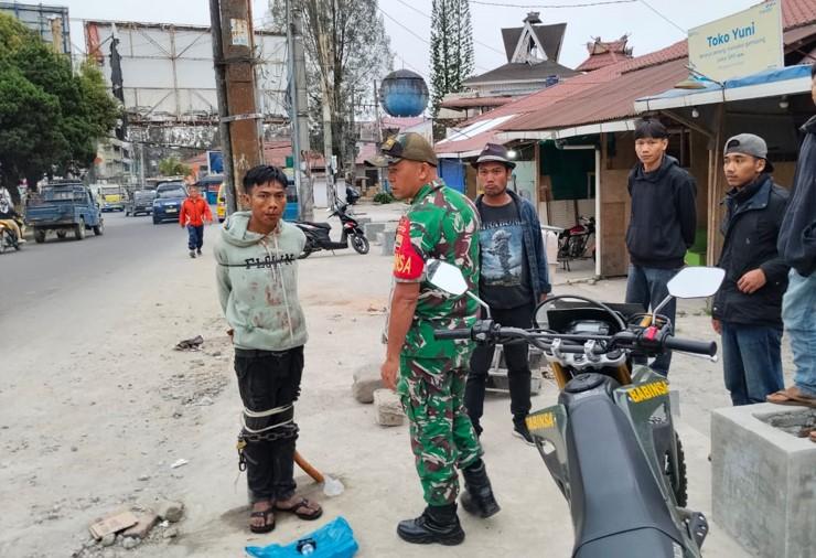 Koramil Berastagi Amankan Pria Terduga Maling Yang Diikat Warga di Tiang Listrik