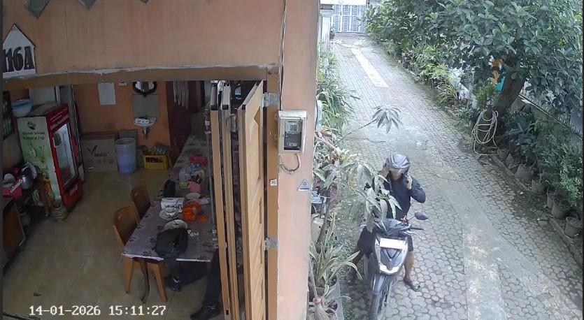 Terlihat-pria-tak-dikenal-menggondol-sepeda-motor-milik-seorang-Ojek-Online-Ojol.jpg
