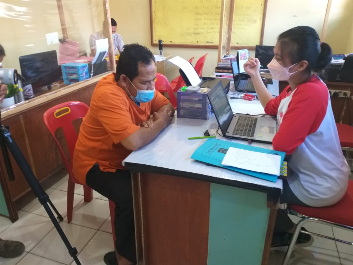 Tersangka-SH-sedang-berada-di-Polres-Tapanuli-Utara.jpg