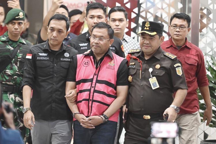 Tersangka-Sony-Sonjaya-tengah-berjalan-memasuki-mobil-tahanan.jpg
