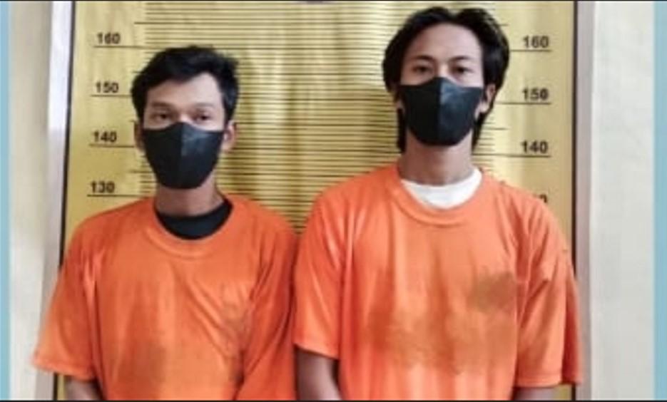 Tersangka-dan-barang-bukti-narkoba-jenis-sabu-saat-diamankan-Satres11.jpg