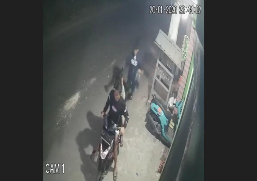 Tiga-anak-remaja-tanggung-terekam-CCTV-melakukan-pencurian-BBM-eceran.jpg