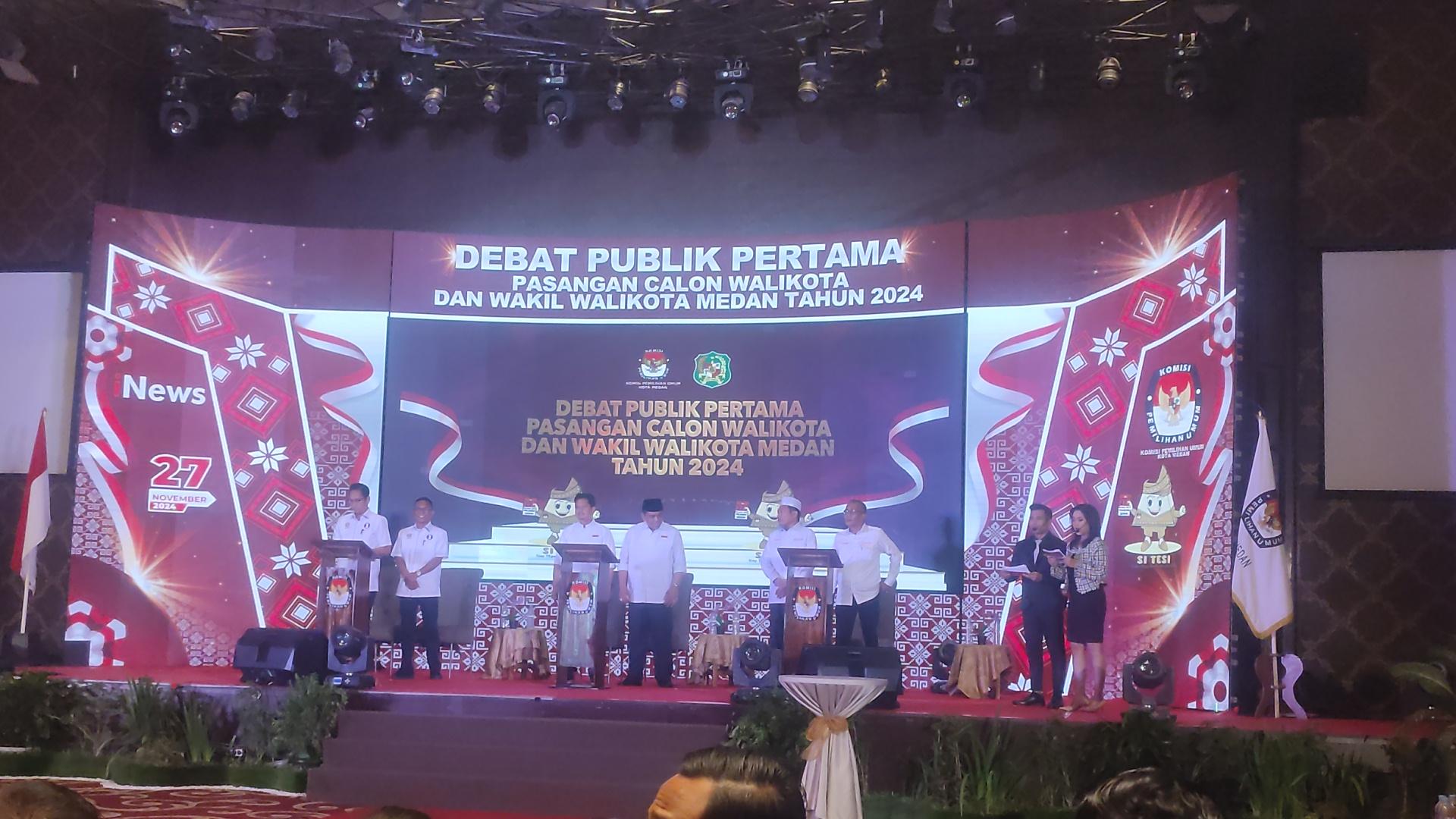 Tiga-pasangan-Calon-Paslon-Wali-Kota-Medan-naik-ke-atas-panggung-debat-Jumat-8112024.jpg