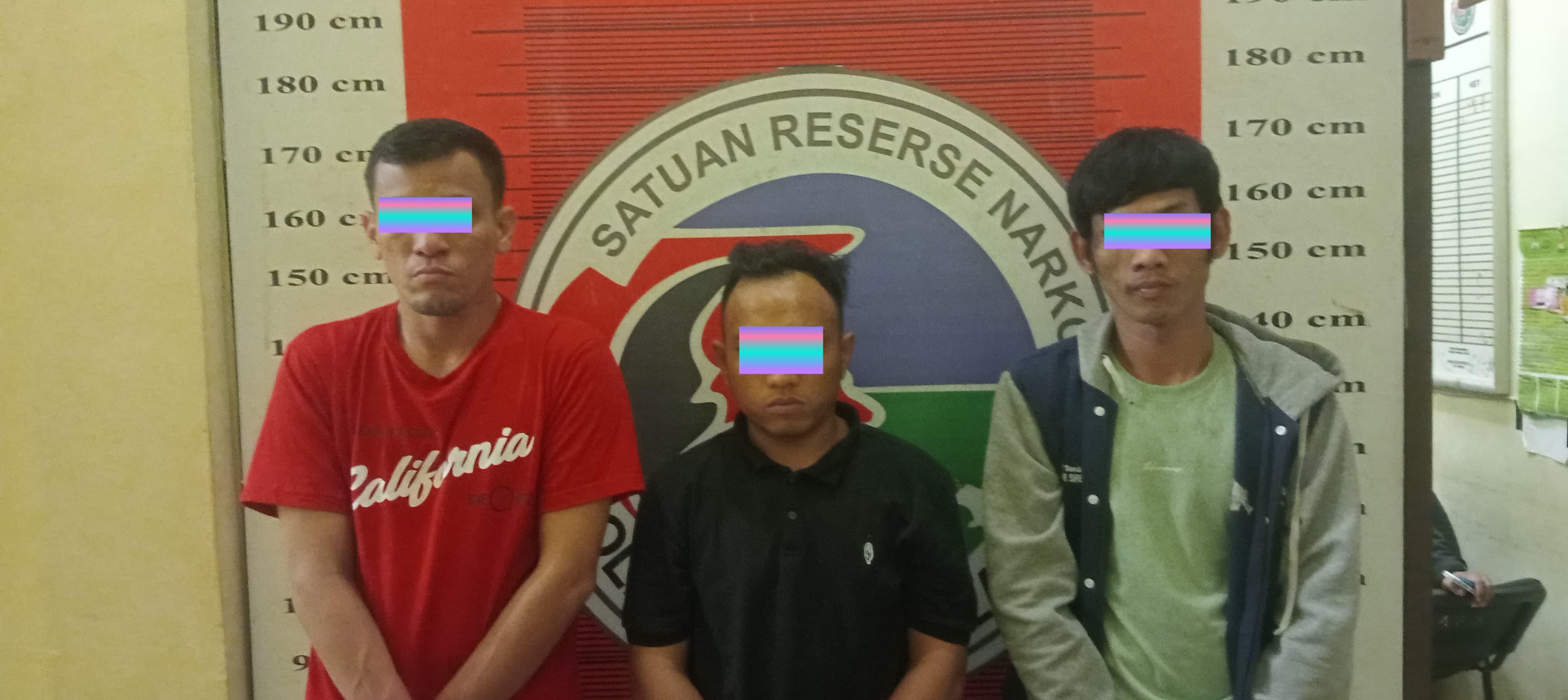 Tiga-pria-diduga-terlibat-dalam-transaksi-dan-penyalahgunaan-narkotika.jpg