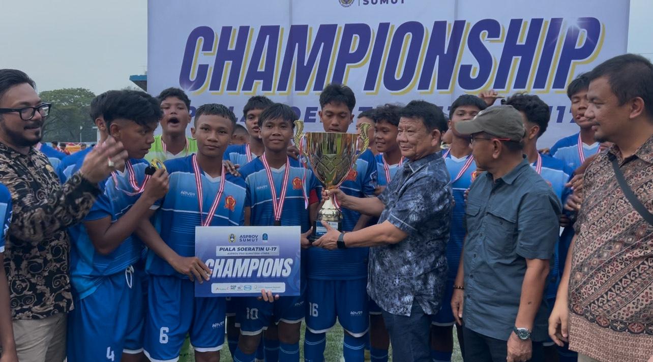 Tim-PS-Harjuna-Putra-menerima-Piala-Soeratin-U-17-Sumut.jpg