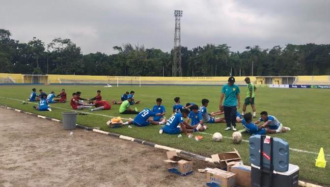 Tim-PSDS-melakukan-pendinginan-seusai-menjalani-latihan-di-Stadion-Baharoeddin-Siregar_.jpg