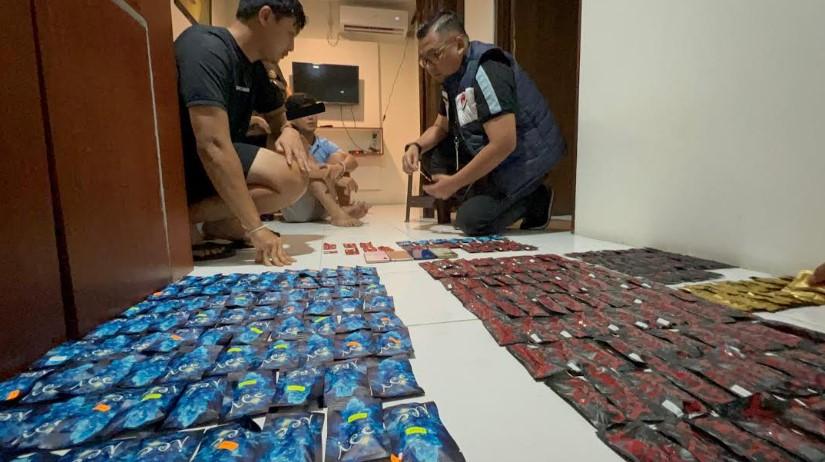 Tim-Satresnarkoba-Polrestabes-Medan-menggerebek-dua-kamar-apartemen-yang-11.jpg