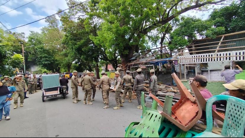 Tim-gabungan-membongkar-bangunan-liar-di-Jalan-Bandung-Kecamatan-Binjai-1.jpg
