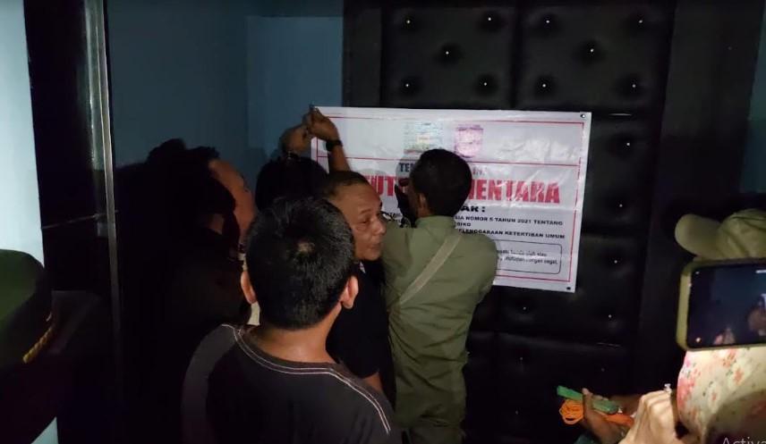 Tim-gabungan-menyegel-pintu-masuk-ke-ruangan-utama-Diskotek-One-King-Golden_.jpg