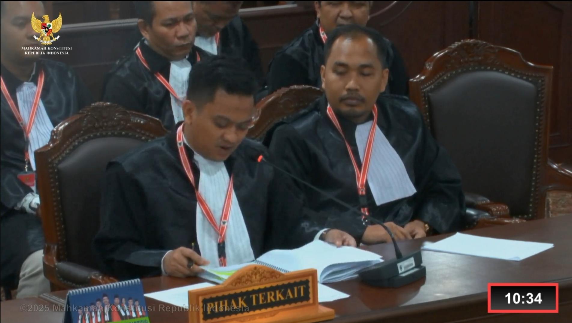 Tim-hukum-pihak-terkait-kubu-Paslon-02-Doni-Hendra-Lubis-paling-kiri-depan.jpg