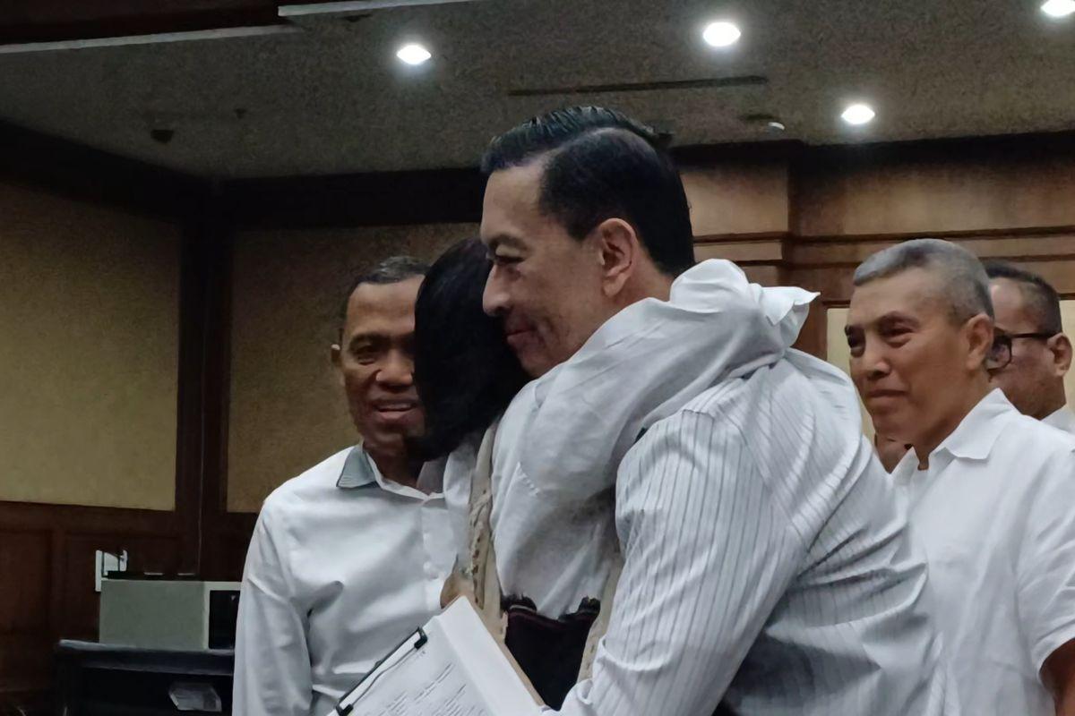 Tom-lembong-dan-istri-berpelukan-usai-vonis.jpg