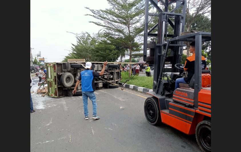 Truk-Hino-Terbalik-di-Deli-Serdang_Lakalantas-di-Deli-Serdang_.jpg