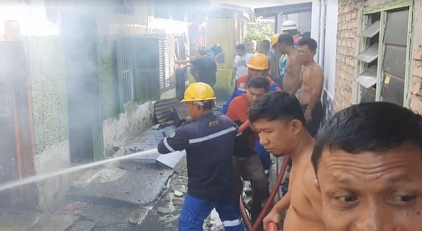 Tujuh-unit-rumah-terbakar-di-Gang-Mangga-Jalan-Cokroaminoto-Kisaran-Barat.jpg