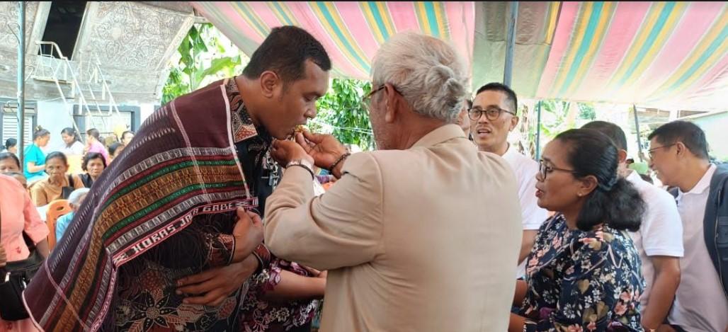 Tulang-paman-Effendi-Napitulu-bermarga-Siagian-berikan-dukungan-sekaligus-mendoakannya.jpg